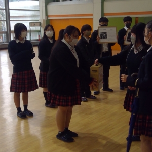 私たちにできることは～ウクライナに救いの手を～生徒会役員募金活動