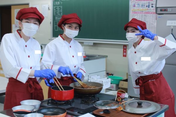 笑顔がいっぱい!初めての調理実習【生活文化コース1年】…(4/28)