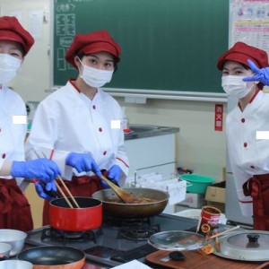 笑顔がいっぱい!初めての調理実習【生活文化コース1年】…(4/28)
