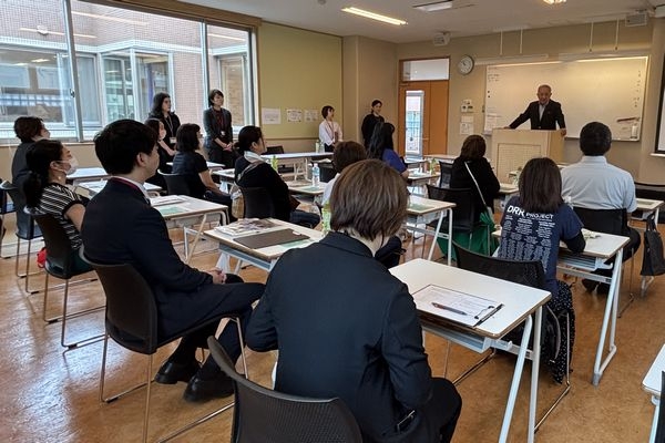 毎年恒例、保護者向け学校見学バスツアー…(6/25)
