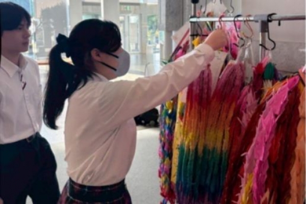 沖縄平和祈念公園での千羽鶴贈呈【生徒会新聞から】