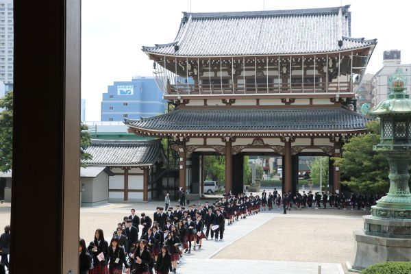 新入生が、真宗大谷派名古屋別院(東別院)で研修を行いました(4/14)