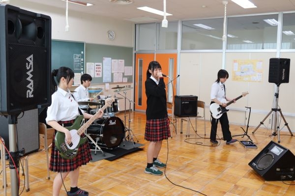 新入生を歓迎する軽音楽部ミニコンサート・部活動の本入部