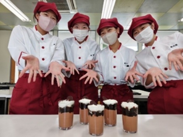 カカオについての授業でチョコレート実習を行いました【生活文化コース】(7/8、9)